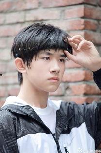 易烊千玺照片高清最新,青春风采，魅力四溢