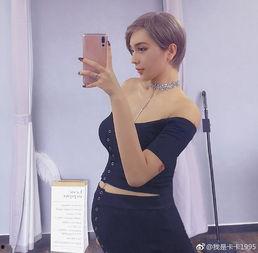 网红美女怀孕看肚子,展现孕肚之美