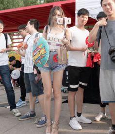 斗鱼女主播吃饭露胸,饭局瞬间成为焦点